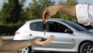 ¡Sigue estos consejos para evitar estafas al comprar un auto usado!