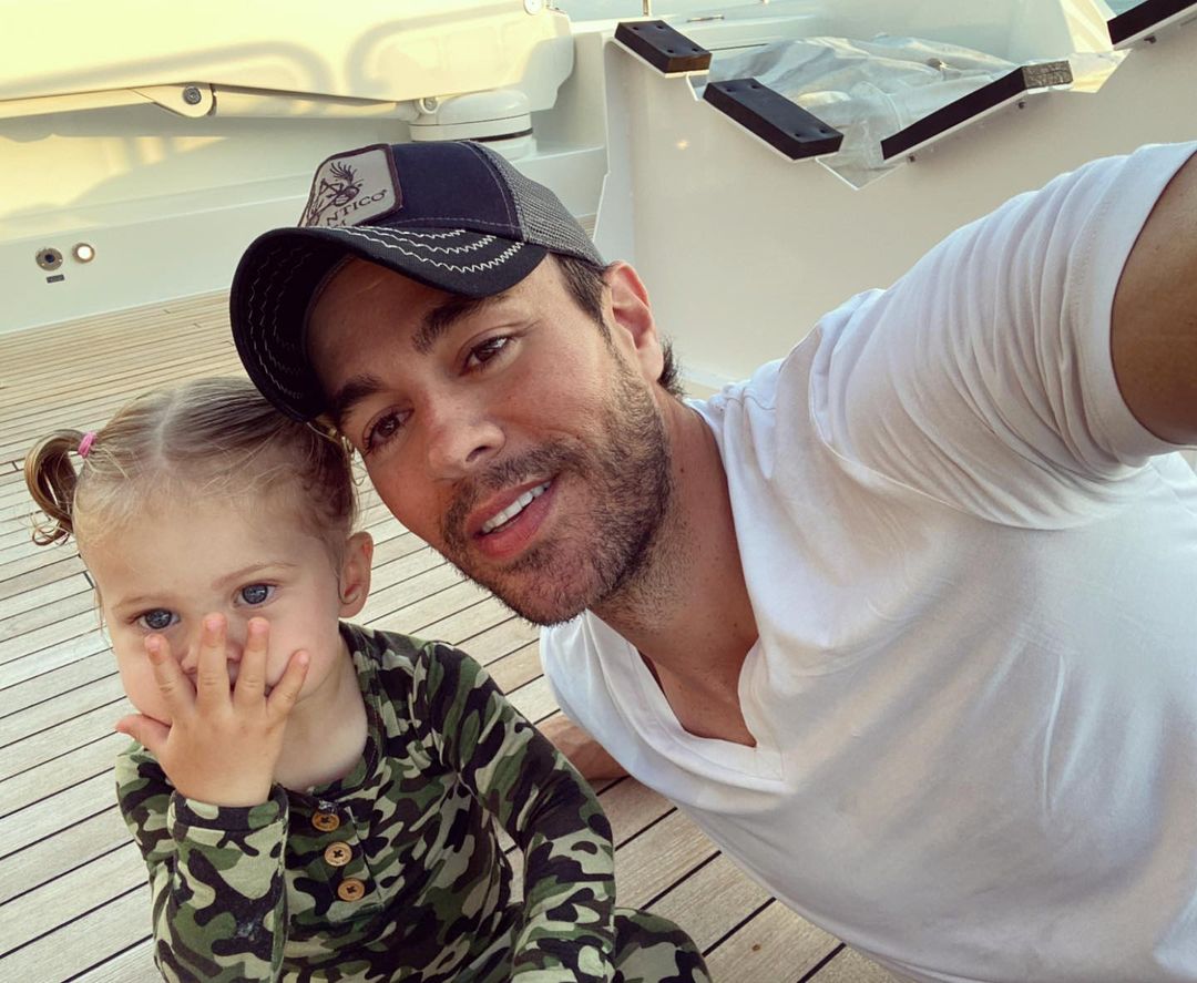 Enrique Iglesias Derrite Las Redes Sociales Con Su Hija Menor