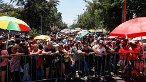 Fieles Acuden A La Gruta De Lourdes En Quinta Normal Para Encontrarse Con La _Sanadora De Rosario_